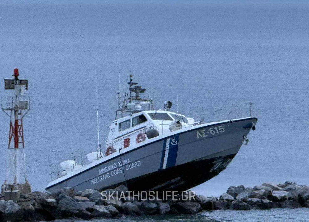 EKTAKTO – Στα βράχια έπεσε το σκάφος του Λιμενικού που θα μετέφερε την εικόνα της Παναγίας Εικονίστριας (φωτο)