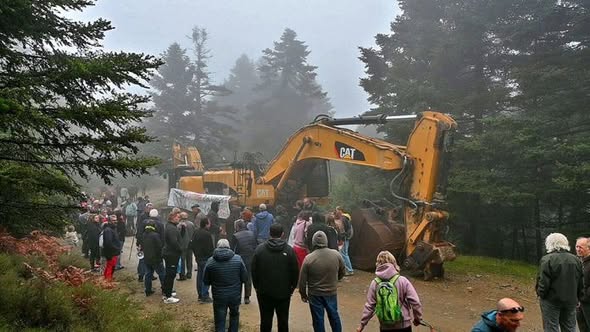Απ’ άκρη σε άκρη, άνθρωποι αγωνίζονται για τη γη και τον τόπο τους.
