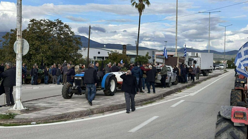 ΧΑΙΡΕΤΙΖΟΥΜΕ ΤΟΝ ΑΓΩΝΑ ΤΗΣ ΑΓΡΟΤΙΑΣ!   ΑΔΕΡΦΙΑ, ΕΙΜΑΣΤΕ ΜΑΖΙ ΣΑΣ !