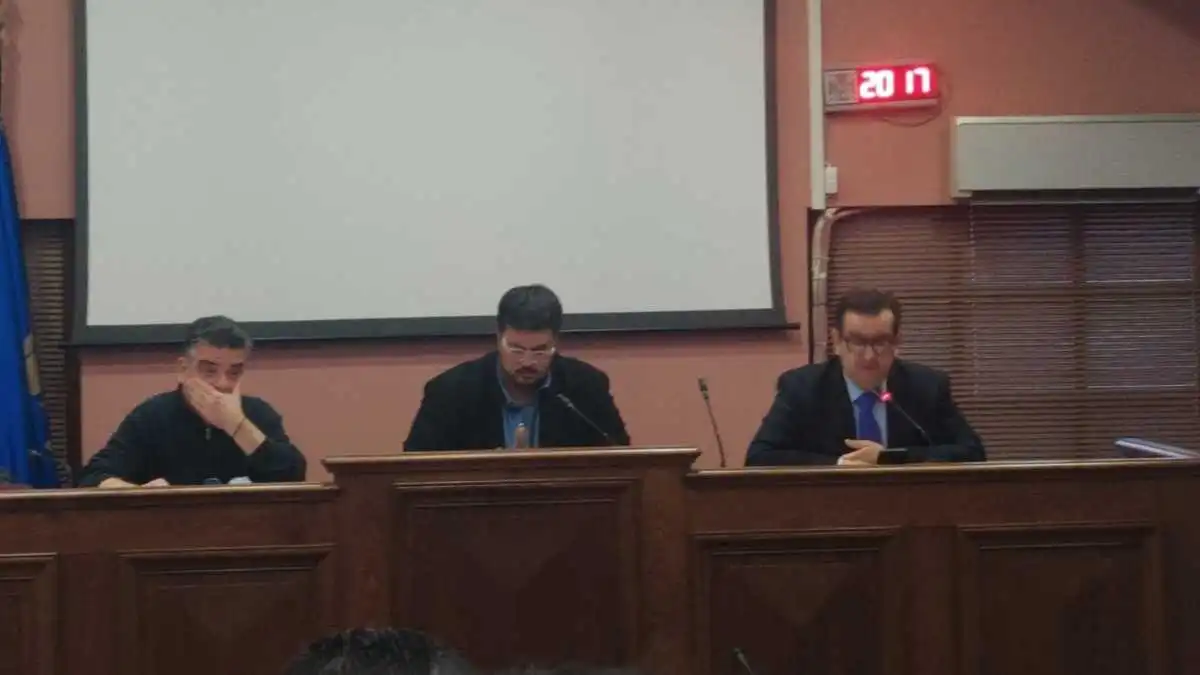 ΑΡΓΟΣ – “ΒΟΜΒΑ”  ΣΤΟ  ΔΗΜΟΤΙΚΟ ΣΥΜΒΟΥΛΙΟ