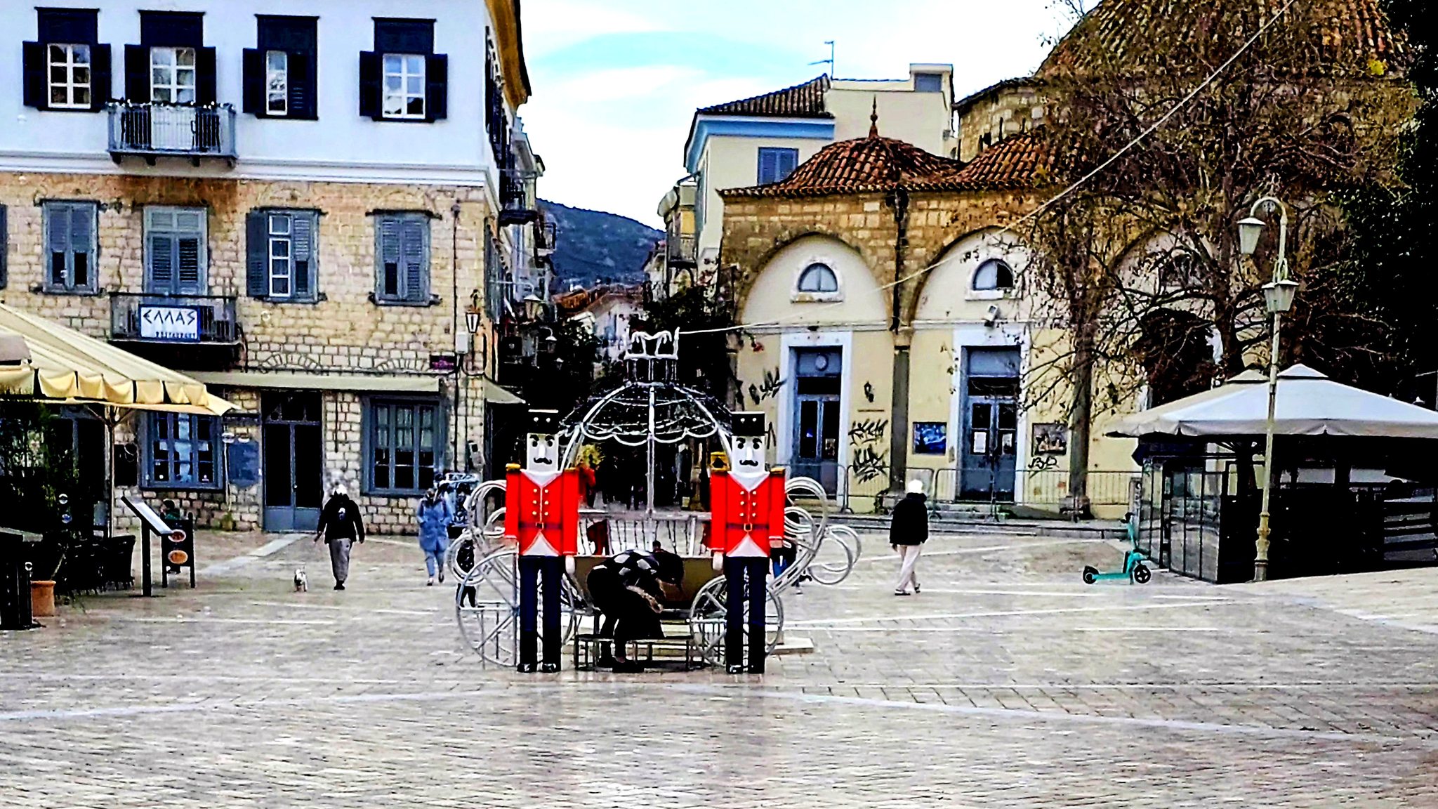 ΝΑΥΠΛΙΟ, στολισμός  στην  πλατεία  Συντάγματος…   χωρίς  σχόλια….