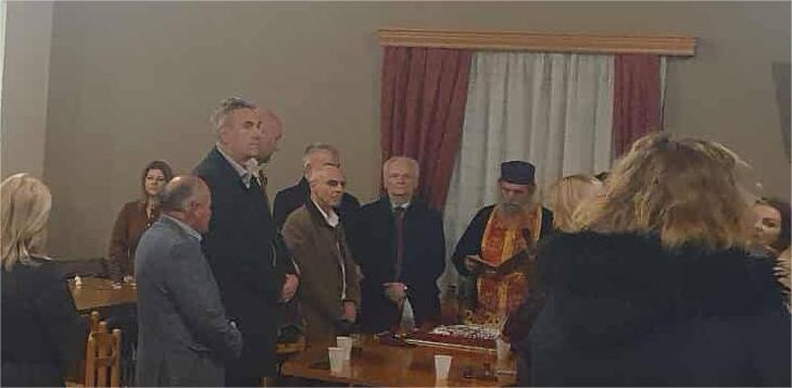 ΕΚΟΨΑΝ  ΤΗΝ  ΠΙΤΑ ΤΟΥΣ  ΣΤΟ  ΔΡΕΠΑΝΟ