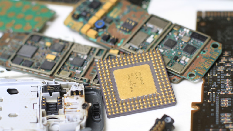 Aνακτούν το 98% του χρυσού από παλιά κινητά