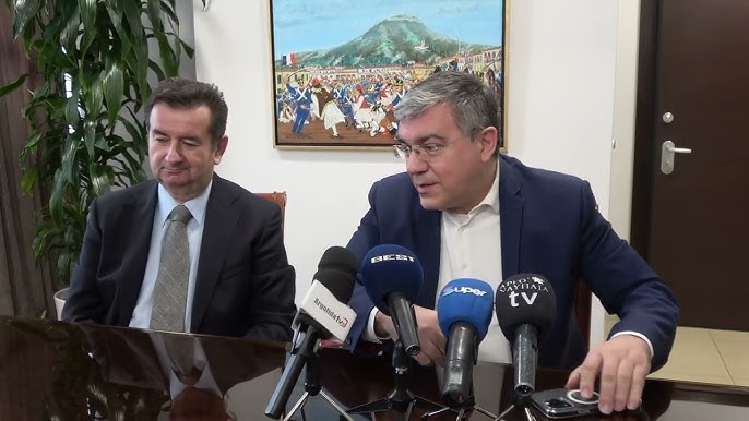 ΓΙΑΤΙ  ΓΕΛΑΝΕ  ΣΤΟ  ΑΡΓΟΣ  ???