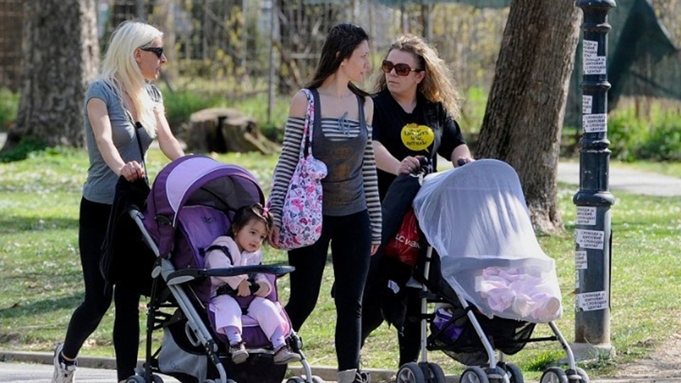 Προσλήψεις για 10.000 άνεργες γυναίκες με έμφαση σε μητέρες