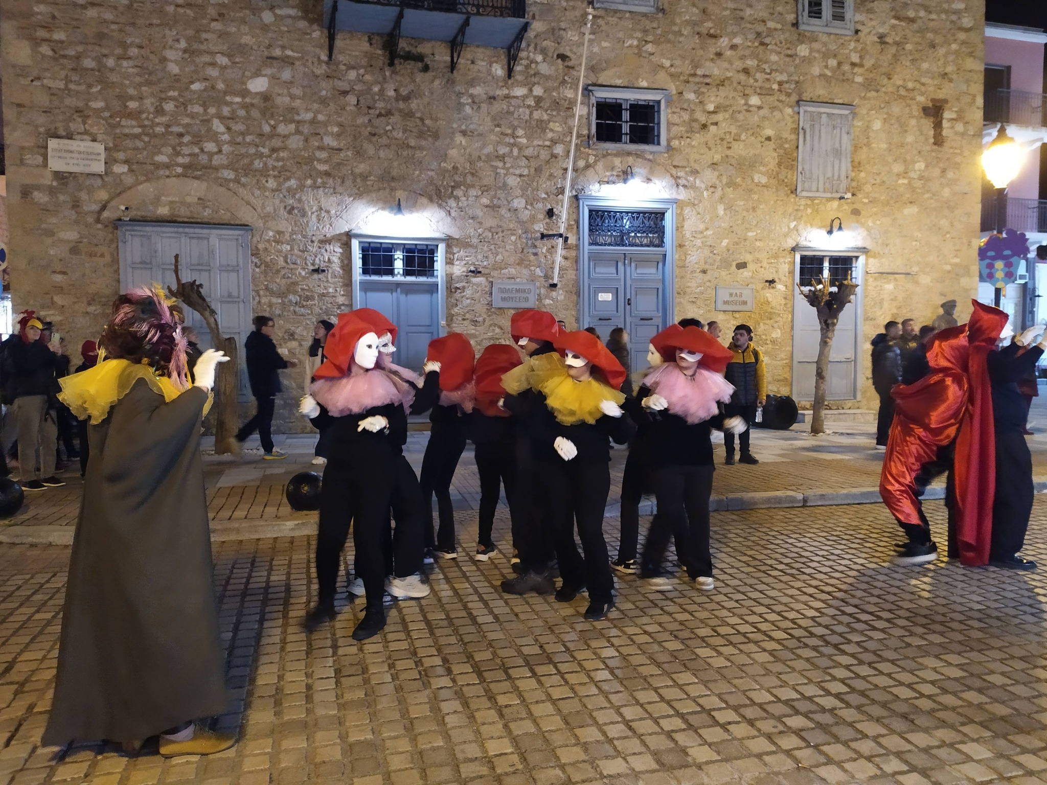 ΝΑΥΠΛΙΟ  ΜΕ  ΝΤΟΜΙΝΟ