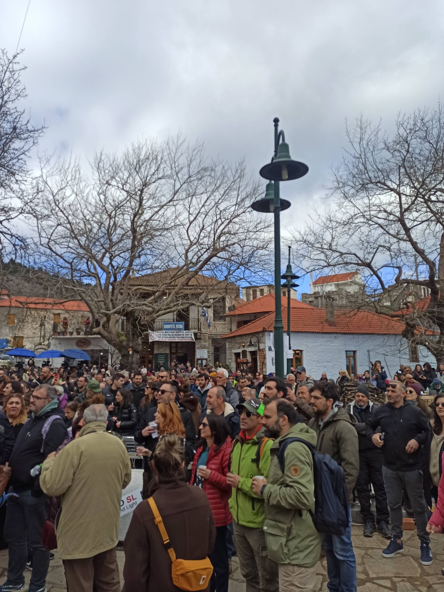 ΞΕΣΗΚΩΝΕΤΑΙ  Ο  ΜΟΡΙΑΣ