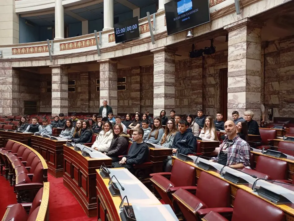 ΑΠΟ  ΤΟ  ΛΥΓΟΥΡΙΟ  ΣΤΗ  ΒΟΥΛΗ