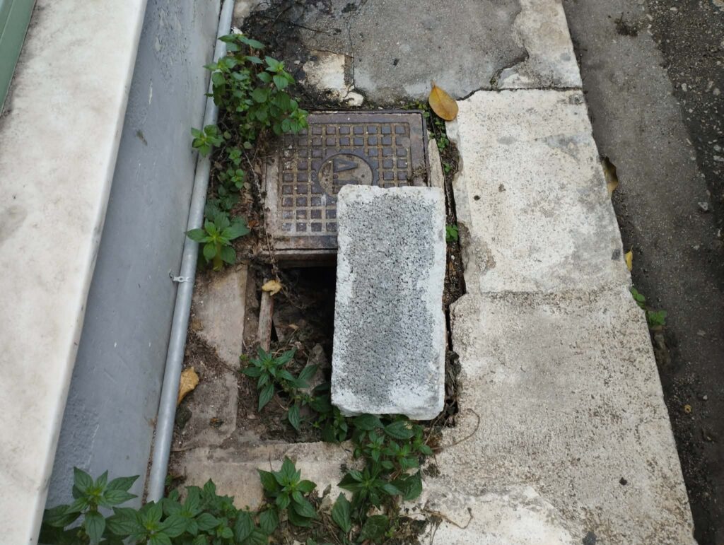 Πεζοδρόμιο-παγίδα στο Ναύπλιο: Αδιαφορούν Δήμος και ΔΕΥΑΝ – Ποινική ευθύνη στους Δήμους προβλέπει ο νόμος