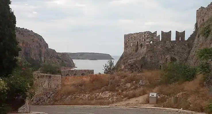 ΕΚΤΑΚΤΟ – Μυστήριο με τον εγκλωβισμό νεαρού στην Ακροναυπλία