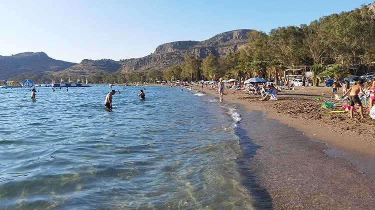 Καραθώνα χωρίς Γαλάζια Σημαία: Όταν η πολιτική αδράνεια γίνεται επίσημη εικόνα του τόπου -Της Έλενας Λεζέ
