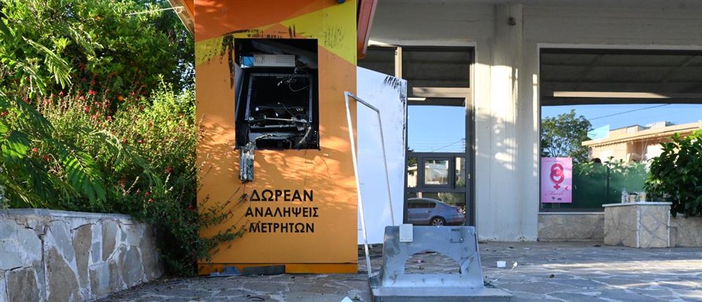 Aνατίναξαν ΑΤΜ στα Φίχτια (εικόνες)