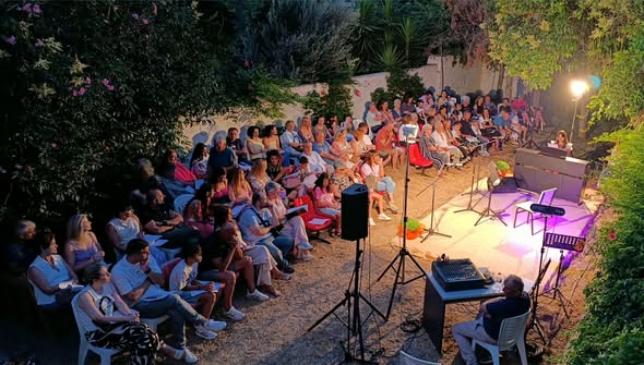 ΑΡΓΟΣ – ΣΥΝΑΥΛΙΕΣ ΣΤΟΝ ΠΡΟΑΥΛΙΟ ΧΩΡΟ ΤΟΥ ΩΔΕΙΟΥ