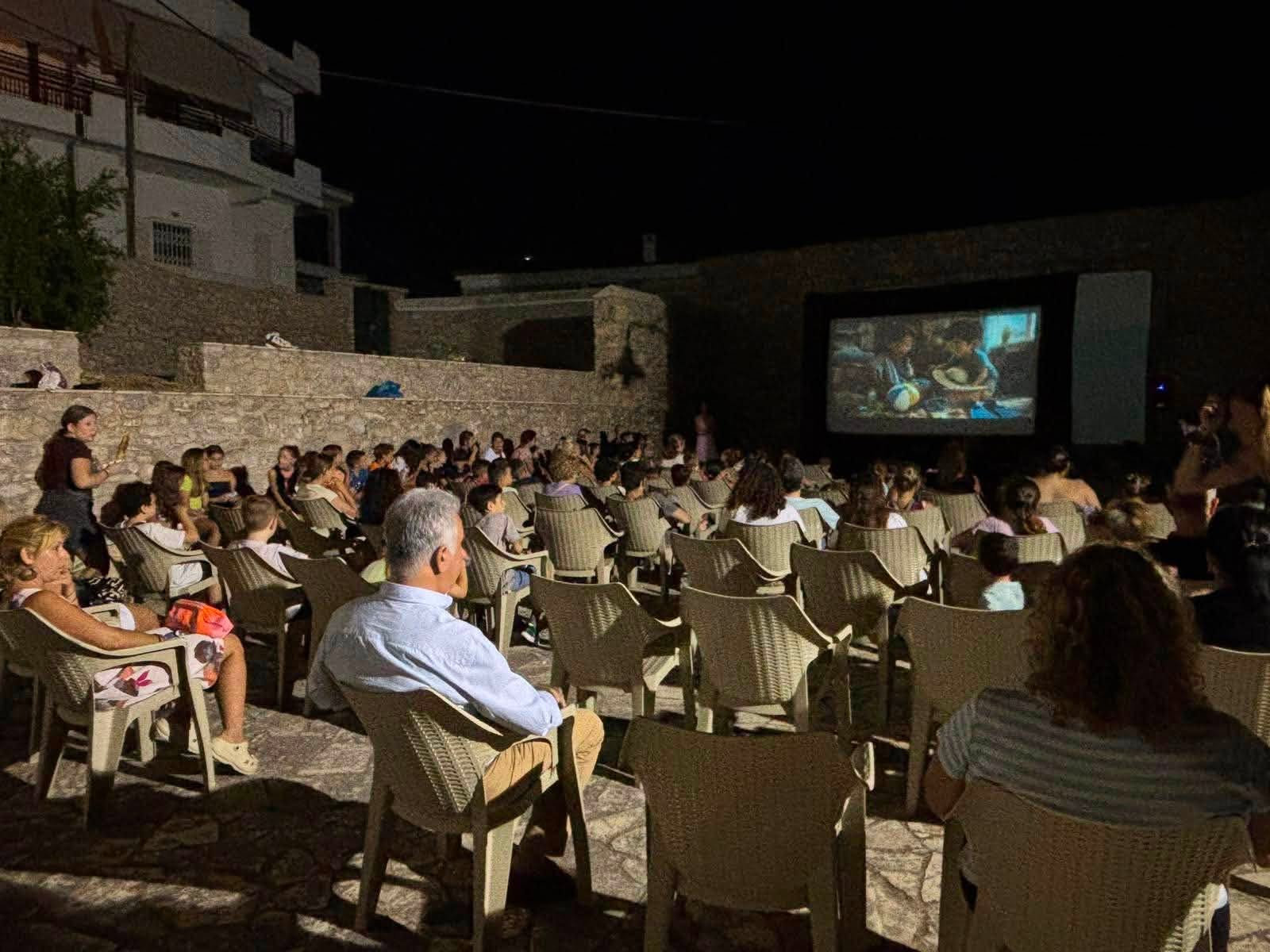Το “Αθάνατο Ελληνικό Καλοκαίρι” γέμισε απόψε το κτήριο Συγγρού στην Ερμιόνη