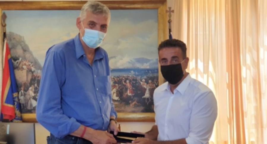 ΝΑΥΠΛΙΟ – Όταν ο “μπασκετικός δήμαρχος” υποδέχθηκε τον Παναγιώτη Φασούλα
